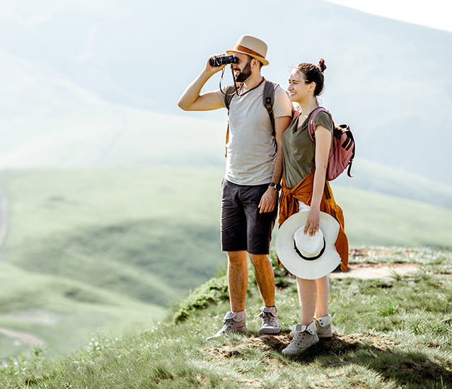 Una pareja realizando el Camino de Santiago a pie