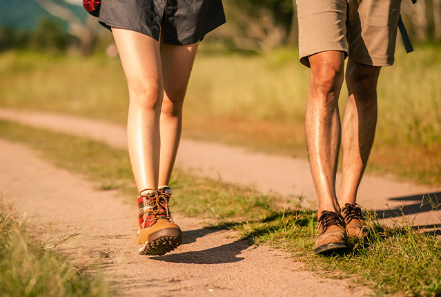 Dos personas andando en el Camino de Santiago