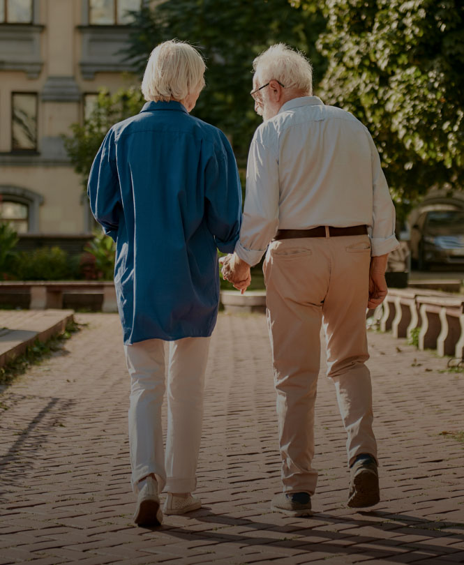 Dos personas mayores dando un paseo