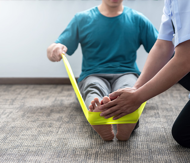 Especialista realizando vendajes de kinesioterapia a un paciente